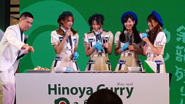 "4สาว BNK48"-"ฟิล์ม" รัฐภาคย์ ร่วมโชว์ฝีมือปรุงข้าวแกงกะหรี่