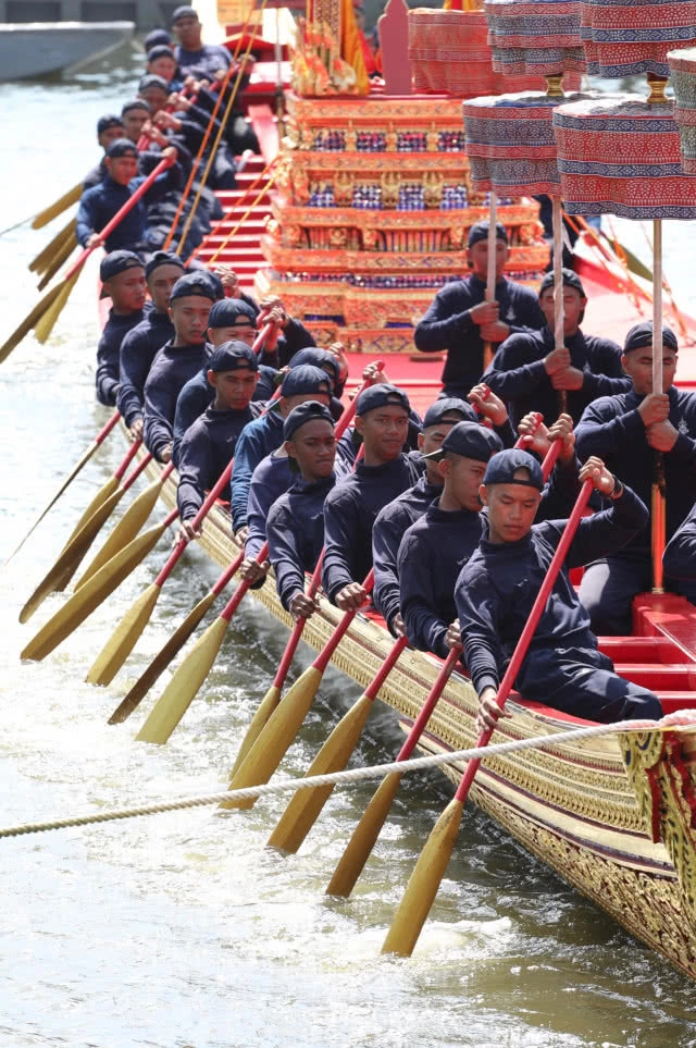 ติดตั้งฉัตรประดับพวงมาลัยเรือพระที่นั่งสุพรรณหงส์