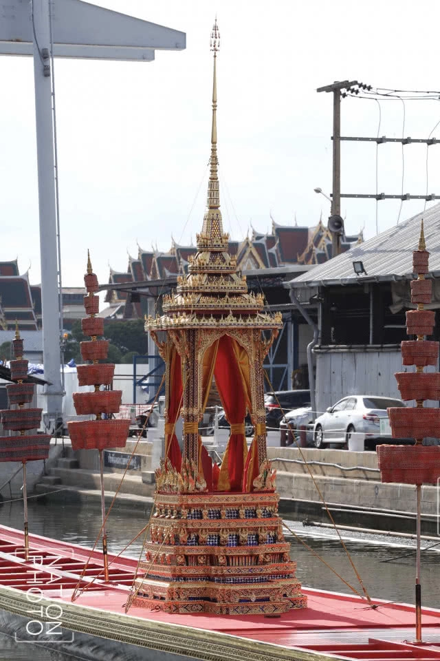 ติดตั้งฉัตรประดับพวงมาลัยเรือพระที่นั่งสุพรรณหงส์