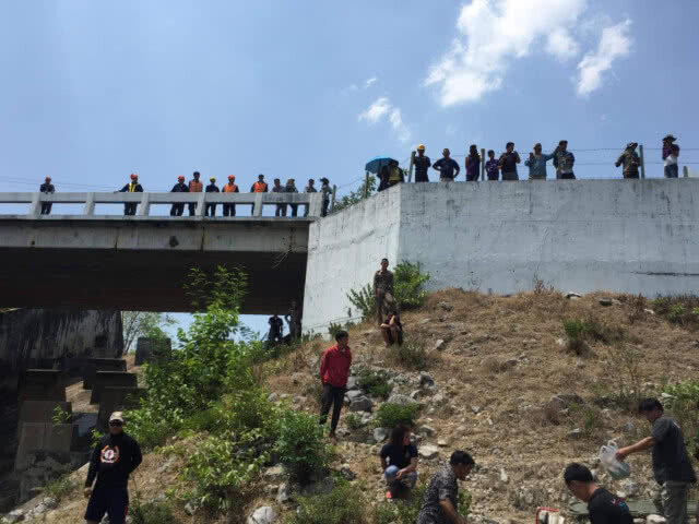 หนุ่มใหญ่ไปแจ้งตายให้พ่อ ชนเสาไฟพุ่งตกคลองดับ