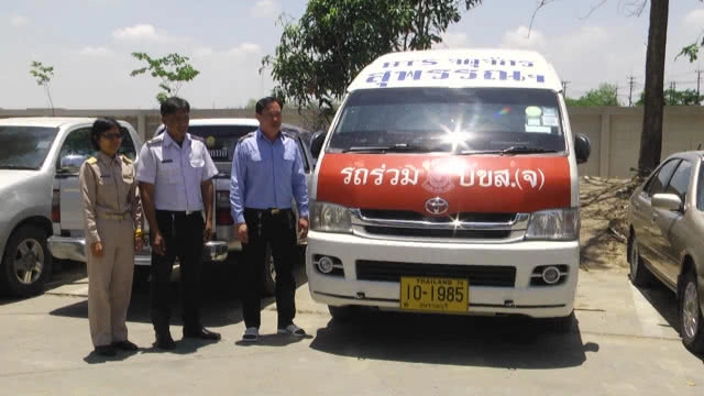 แชร์คลิปรถตู้ขับรถจะชนกัน ที่แท้แย่งรับผู้โดยสาร!!