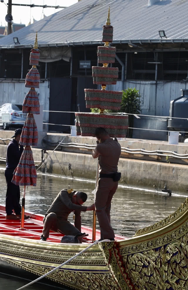 ติดตั้งฉัตรประดับพวงมาลัยเรือพระที่นั่งสุพรรณหงส์