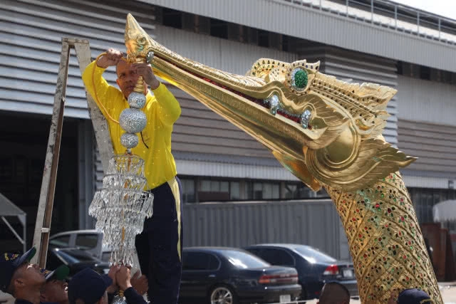 ติดตั้งฉัตรประดับพวงมาลัยเรือพระที่นั่งสุพรรณหงส์