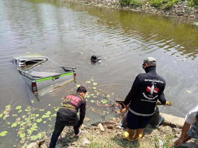 หนุ่มใหญ่ไปแจ้งตายให้พ่อ ชนเสาไฟพุ่งตกคลองดับ