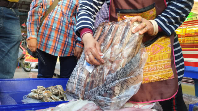 ตรวจตลาดสดมหาชัย พิสูจน์ "หมึกไข่ยัดหิน"