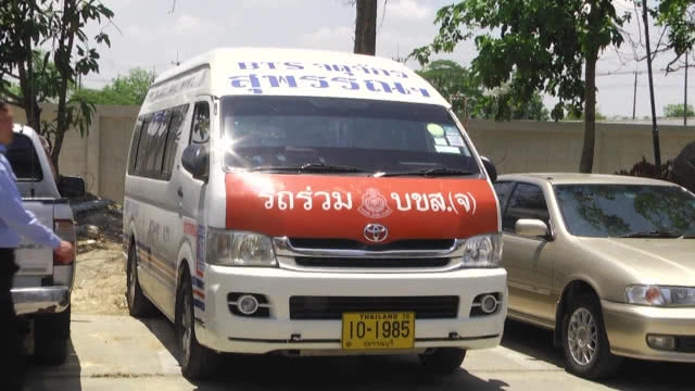 แชร์คลิปรถตู้ขับรถจะชนกัน ที่แท้แย่งรับผู้โดยสาร!!