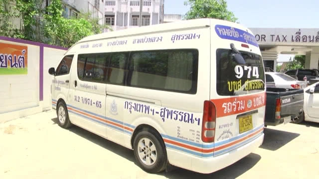 แชร์คลิปรถตู้ขับรถจะชนกัน ที่แท้แย่งรับผู้โดยสาร!!