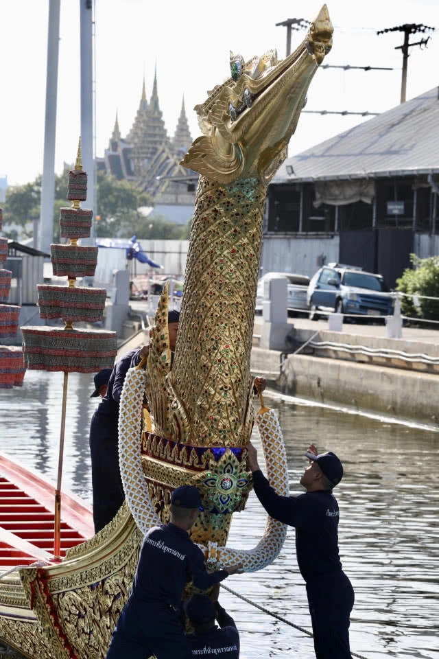 ติดตั้งฉัตรประดับพวงมาลัยเรือพระที่นั่งสุพรรณหงส์
