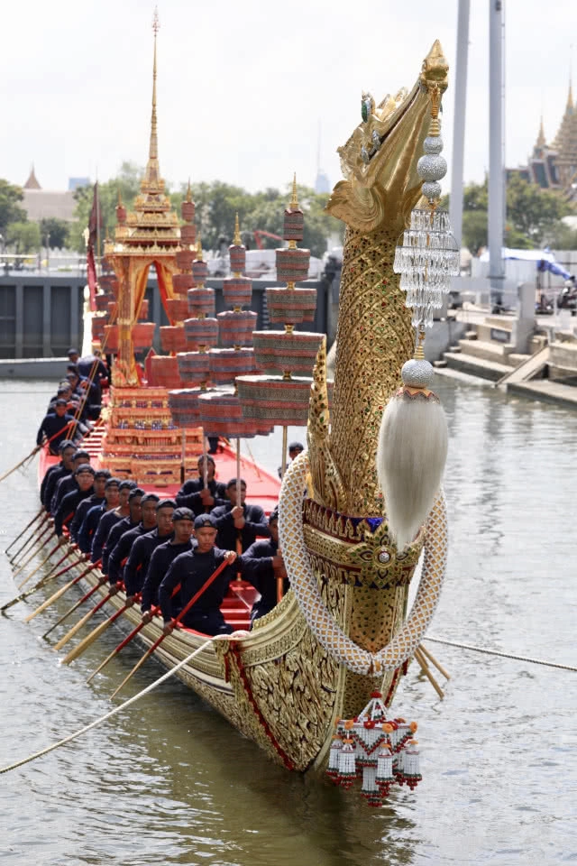 ติดตั้งฉัตรประดับพวงมาลัยเรือพระที่นั่งสุพรรณหงส์