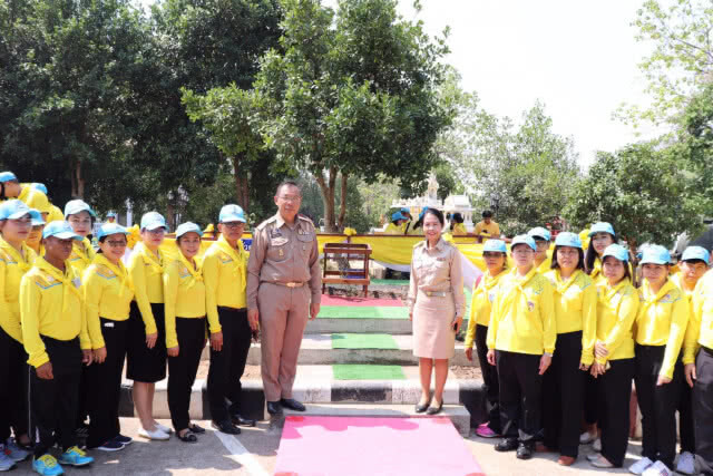 "ผู้ว่าหมูป่า" นำประชาชนนับพันปลูกต้นรวงผึ้ง