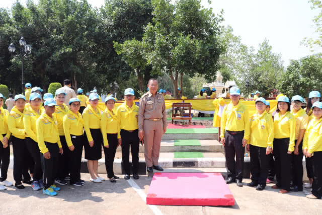"ผู้ว่าหมูป่า" นำประชาชนนับพันปลูกต้นรวงผึ้ง