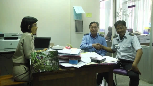 แชร์คลิปรถตู้ขับรถจะชนกัน ที่แท้แย่งรับผู้โดยสาร!!