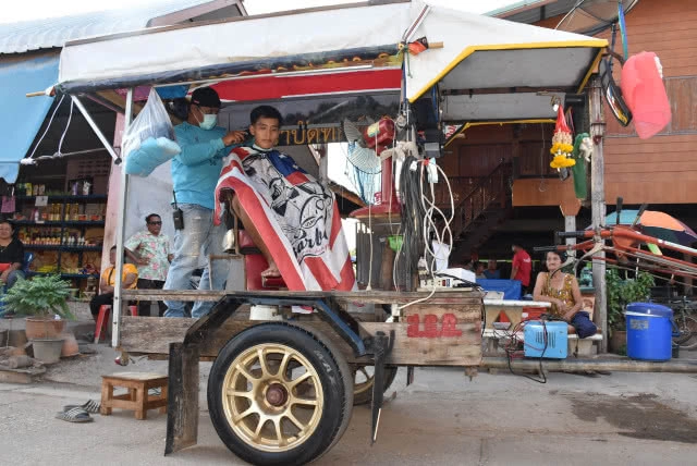 ไอเดียเจ๋ง!! ปรับรถไถเปิดร้านตัดผมเดลิเวอรี่