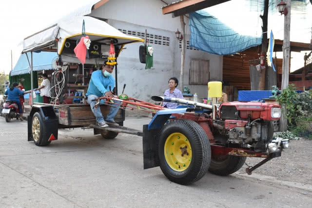 ไอเดียเจ๋ง!! ปรับรถไถเปิดร้านตัดผมเดลิเวอรี่