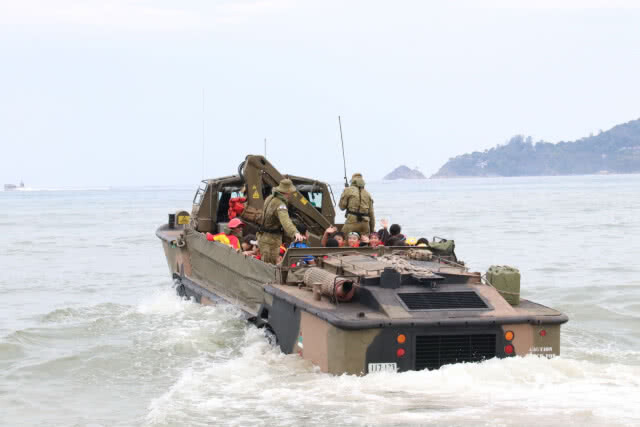 ทหารเรือออสซี่ ฝึกภาคปฏิบัติให้เด็กรอดจากการจมน้ำ