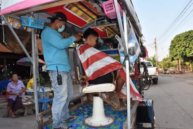 ไอเดียเจ๋ง!! ปรับรถไถเปิดร้านตัดผมเดลิเวอรี่