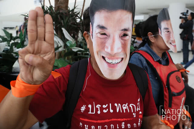 แห่ให้กำลังใจ "ธนาธร"