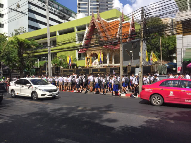 ร.ร.วัดสุทธิวุ่น! เร่งอพยพนร.ออกจากห้อง หลังโซเชียลแชร์ภาพตึกหรูริมเจ้าพระยาเอียง