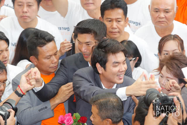 แห่ให้กำลังใจ "ธนาธร"