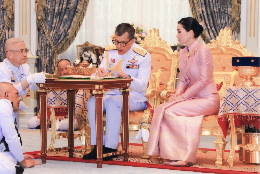 สมเด็จพระเจ้าอยู่หัว และสมเด็จพระราชินี ทรงประกอบพระราชพิธีราชาภิเษกสมรส