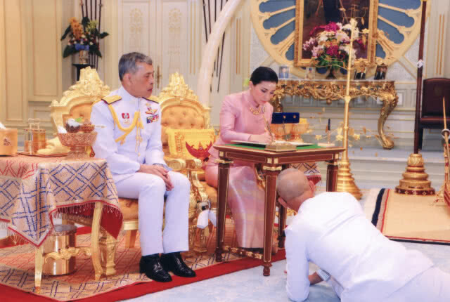 สมเด็จพระเจ้าอยู่หัว และสมเด็จพระราชินี ทรงประกอบพระราชพิธีราชาภิเษกสมรส
