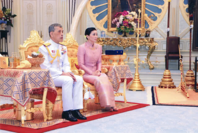 สมเด็จพระเจ้าอยู่หัว และสมเด็จพระราชินี ทรงประกอบพระราชพิธีราชาภิเษกสมรส