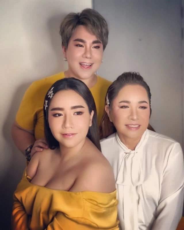 "บุ๊คโกะ" ควักเงินล้าน พาคุณแม่วัย 65 ปี อัพสวยที่เกาหลี