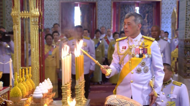 ร.10 เสด็จฯ ในพระราชพิธีบรมราชาภิเษก ณ พระบรมมหาราชวัง