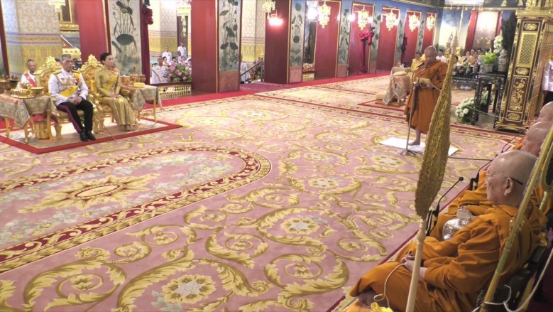 ร.10 เสด็จฯ ในพระราชพิธีบรมราชาภิเษก ณ พระบรมมหาราชวัง