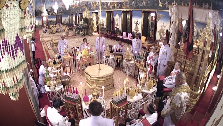 ร.10 เสด็จฯ ในพระราชพิธีบรมราชาภิเษก ณ พระบรมมหาราชวัง