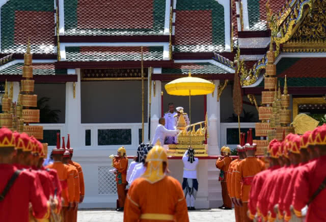 เชิญพระสุพรรณบัฏตั้งแท่นพระมณฑล