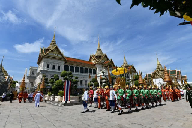 เชิญพระสุพรรณบัฏตั้งแท่นพระมณฑล
