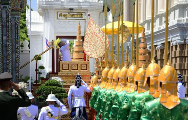 เชิญพระสุพรรณบัฏตั้งแท่นพระมณฑล