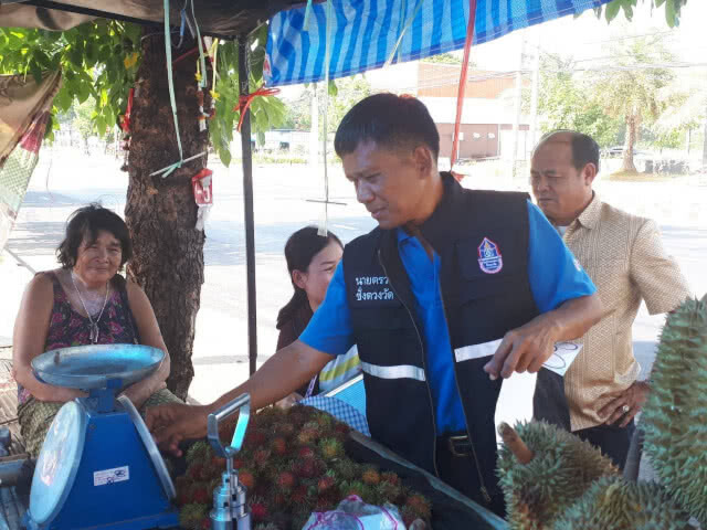 พาณิชย์ลุยจับโกงเครื่องชั่งซื้อขายผลไม้