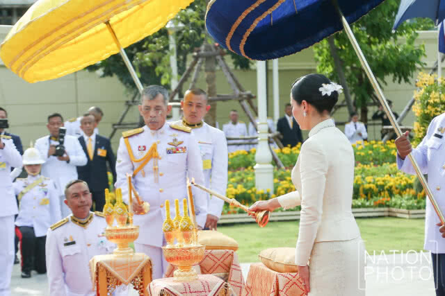 สมเด็จพระเจ้าอยู่หัว ถวายราชสักการะพระบรมราชานุสรณ์ ปฐมพระบรมราชานุสรณ์ สะพานพระพุทธยอดฟ้า