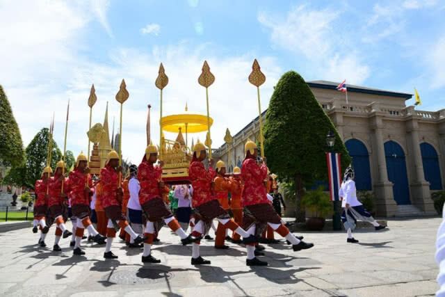 เชิญพระสุพรรณบัฏตั้งแท่นพระมณฑล
