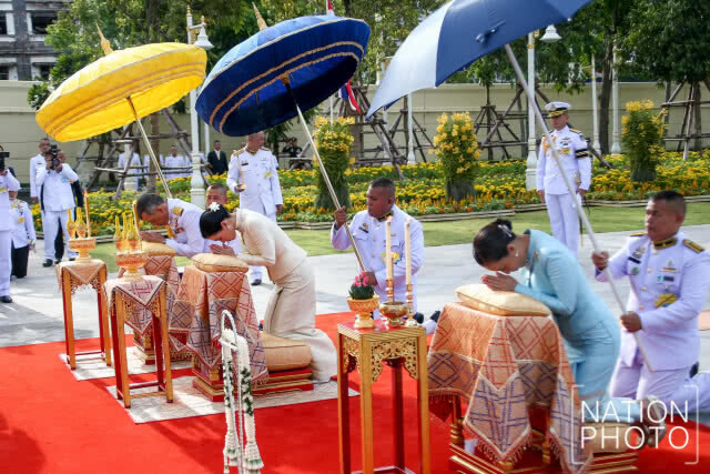 สมเด็จพระเจ้าอยู่หัว ถวายราชสักการะพระบรมราชานุสรณ์ ปฐมพระบรมราชานุสรณ์ สะพานพระพุทธยอดฟ้า