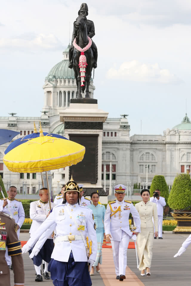 สมเด็จพระเจ้าอยู่หัว ถวายราชสักการะพระบรมราชานุสรณ์ ปฐมพระบรมราชานุสรณ์ สะพานพระพุทธยอดฟ้า