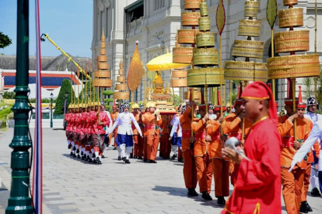 เชิญพระสุพรรณบัฏตั้งแท่นพระมณฑล
