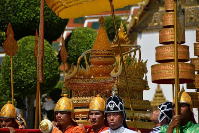 เชิญพระสุพรรณบัฏตั้งแท่นพระมณฑล