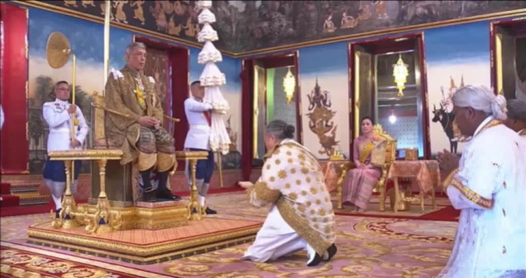 สมเด็จพระเจ้าอยู่หัว ทรงรับน้ำอภิเษก 8 ทิศ