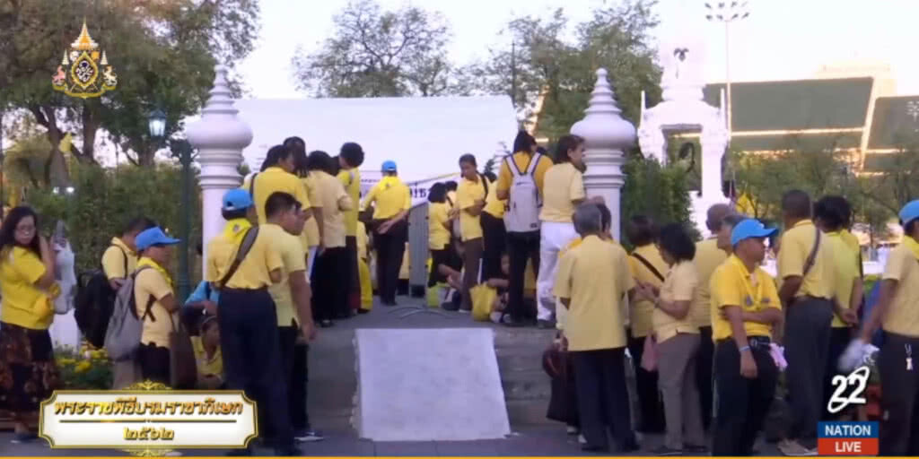 ปชช.รอผ่านจุดคัดกรอง "พระแม่ธรณีบีบมวยผม" ตั้งแต่เช้า
