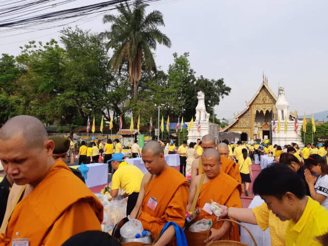 ชาวเชียงใหม่พร้อมใจใส่เสื้อสีเหลืองร่วมพิธีทำบุญตักบาตร