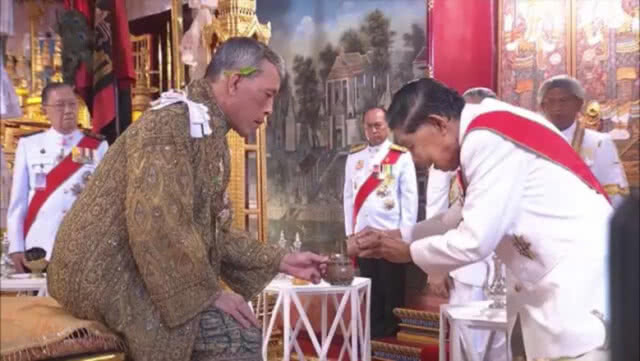 สมเด็จพระเจ้าอยู่หัว ทรงรับน้ำอภิเษก 8 ทิศ