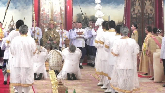 ขานพระนาม "พระบาทสมเด็จพระเจ้าอยู่หัว" โดยสมบูรณ์