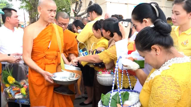 ประชาชนพร้อมใจสวมเสื้อเหลือง ทำพิธีตักบาตรมหามงคลงานพระราชพิธีบรมราชาภิเษก
