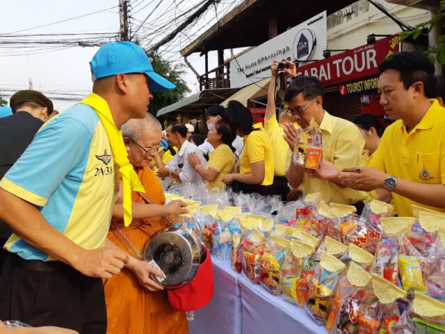 ชาวเชียงใหม่พร้อมใจใส่เสื้อสีเหลืองร่วมพิธีทำบุญตักบาตร