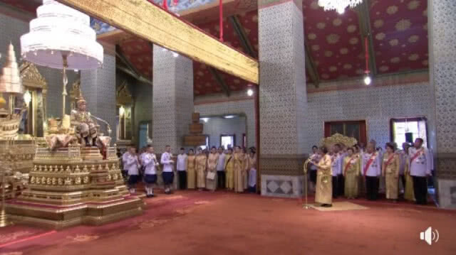 พระบาทสมเด็จพระเจ้าอยู่หัว เสด็จออกมหาสมาคม