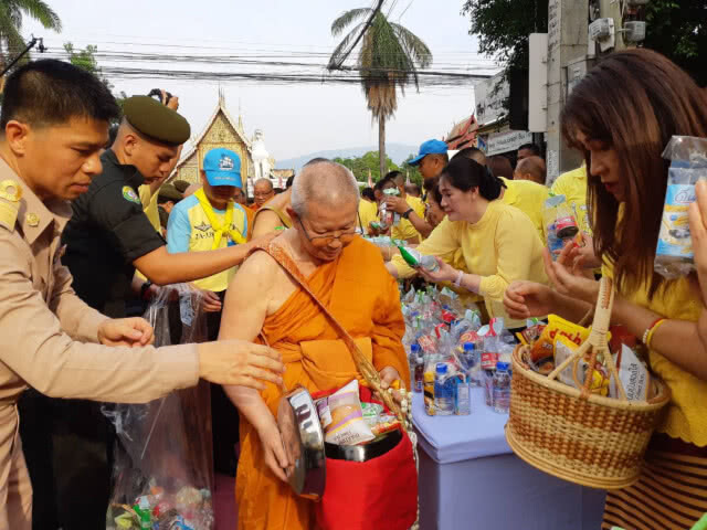 ชาวเชียงใหม่พร้อมใจใส่เสื้อสีเหลืองร่วมพิธีทำบุญตักบาตร