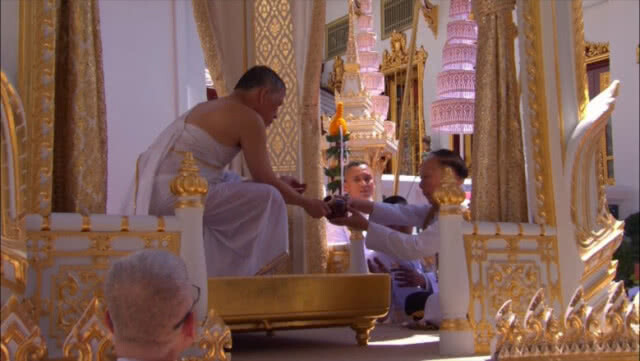 สมเด็จพระเจ้าอยู่หัวสรงพระมุรธาภิเษก